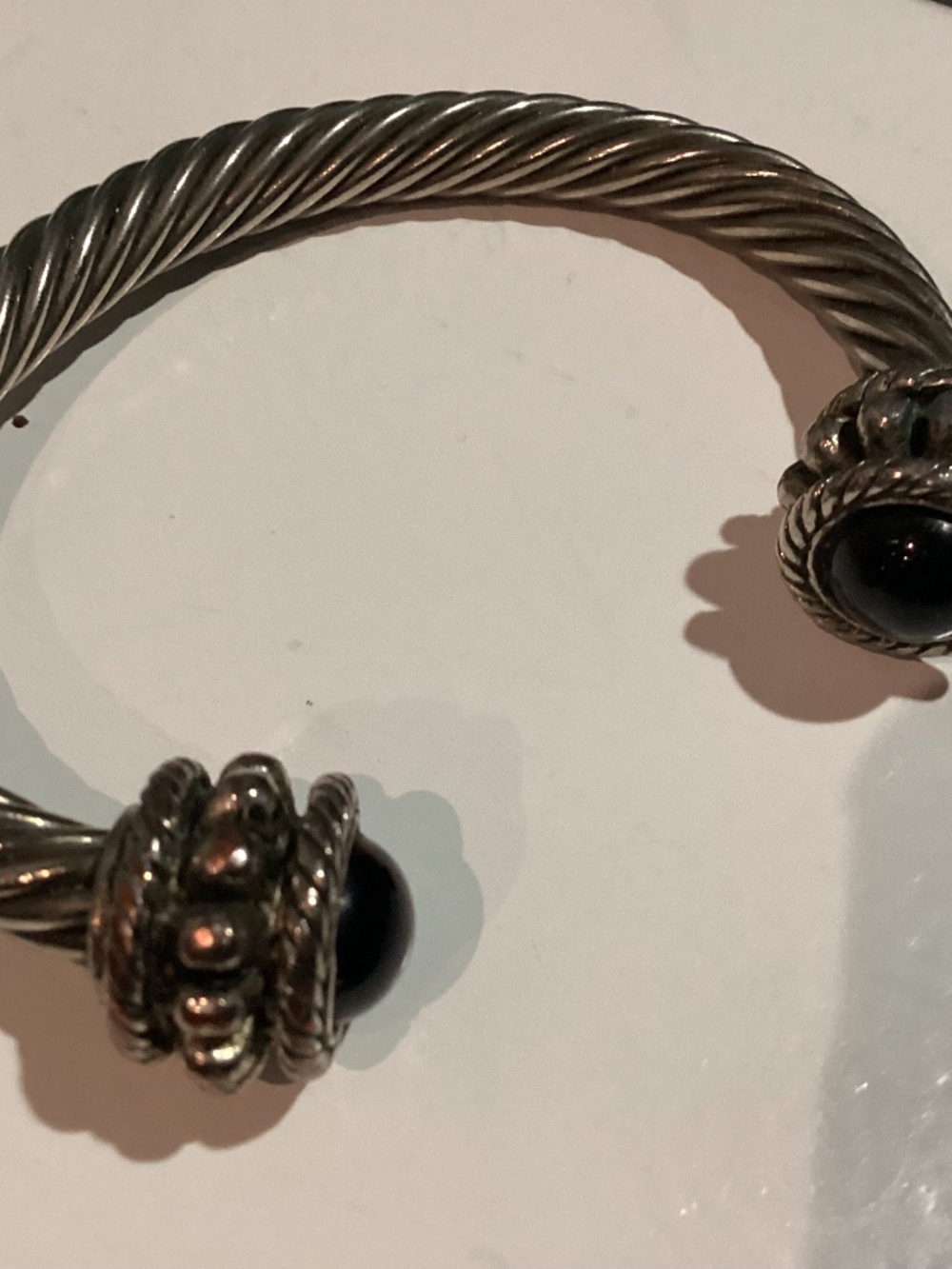 TWISTED CABLE. CUFF DAVID YURMAN STYLE. BLACK DETAILS SILVER TONE